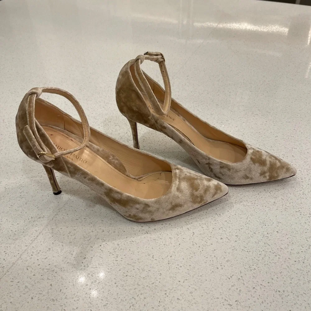 MARION PARKE Muse Pumps Velvet Ankle Strap‎ Pointed Toe Heels Size 40 Champagne